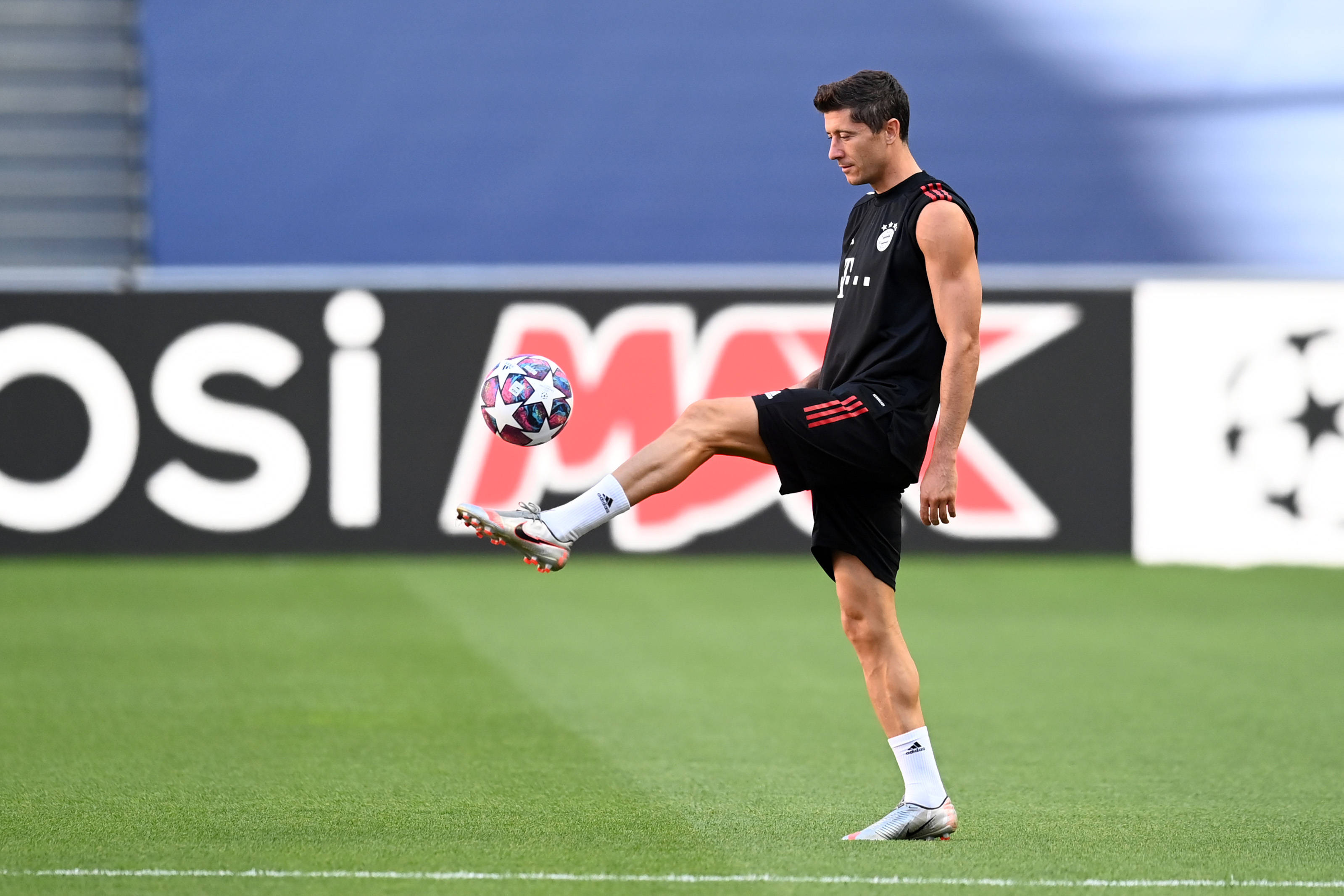 莱万多夫斯基遭遇十五连败，巴黎圣日耳曼教练面临压力！的简单介绍